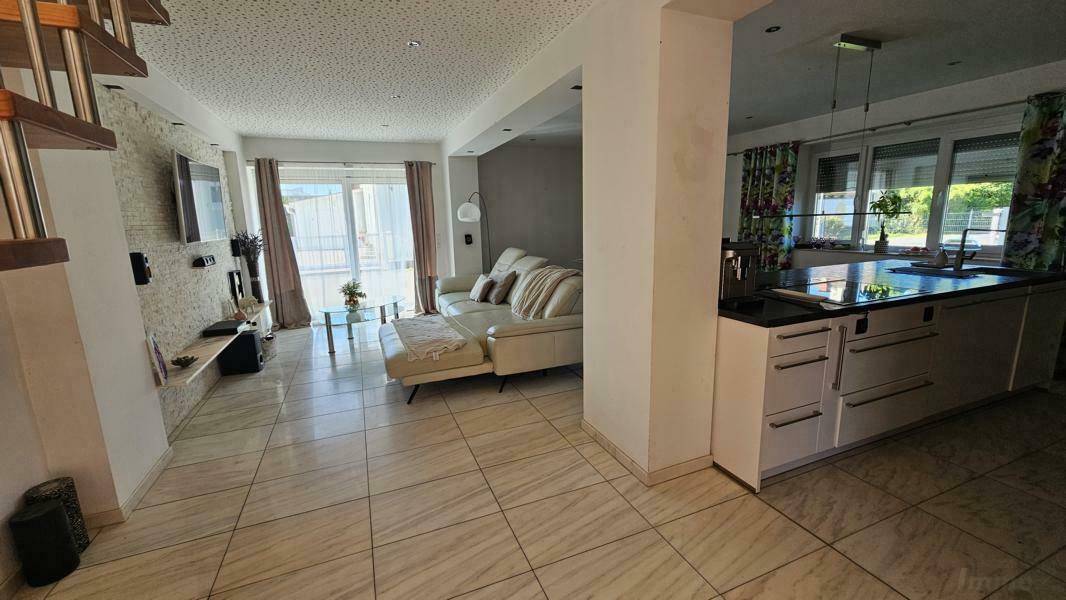 zum Wohn-Essbereich mit Küche (ca. 47m²)