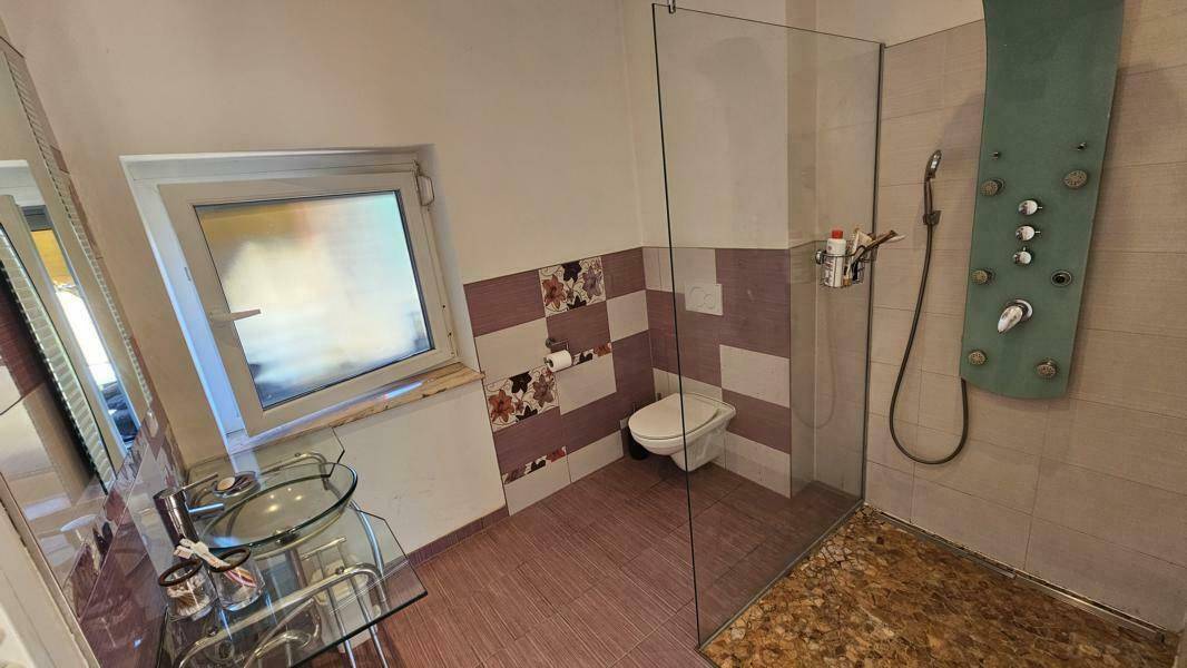 Stylisches Bad mit WC im EG