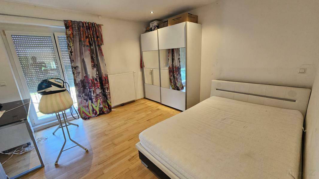 geräumiges Zimmer im OG