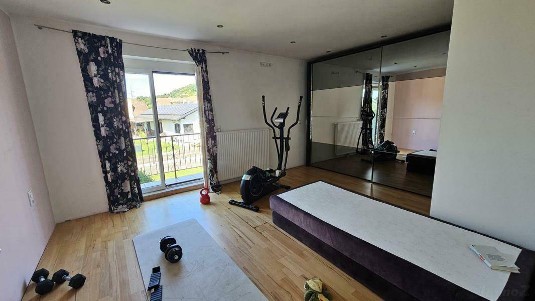 geräumiges Zimmer im OG