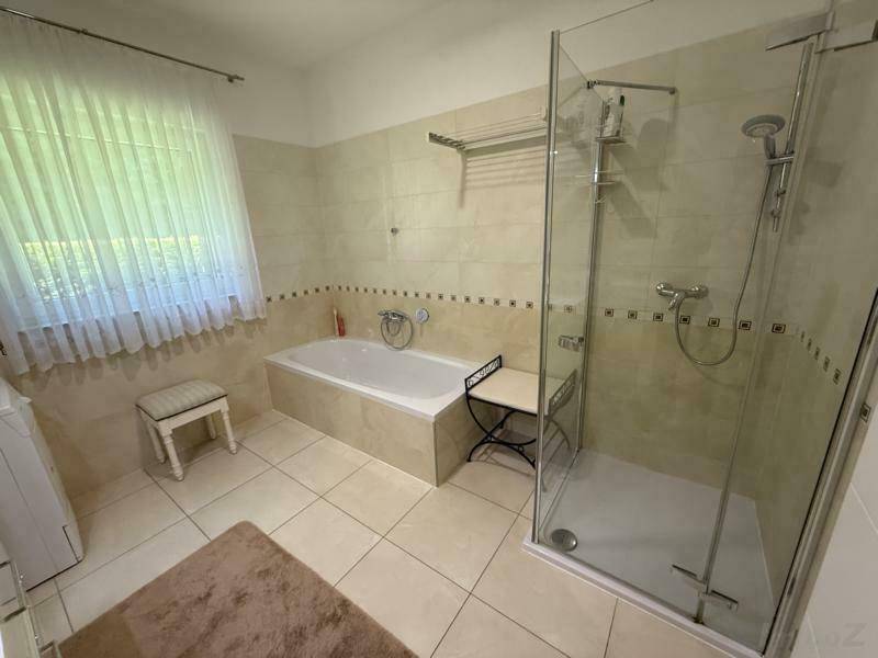 edles Bad mit Wanne und Dusche