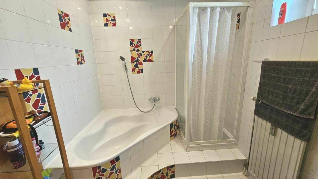 geräumiges Bad mit Eckwanne und Dusche