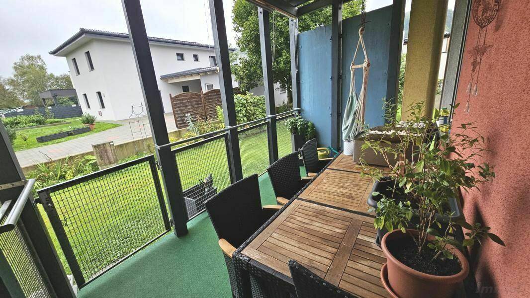 sonnige Loggia mit Grünblick