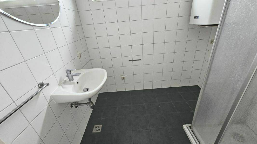 geräumiges Bad mit Fenster