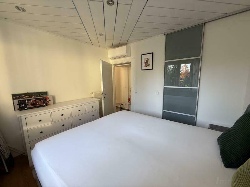 Gemütliches Schlafzimmer mit Doppelbett, Kommode und Klimaanlage, bietet eine ruhige und komfortable Rückzugsmöglichkeit.