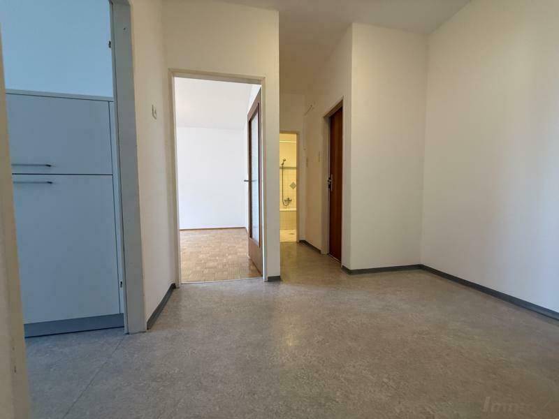 Heller Flur mit Blick auf weitere Zimmer und das Badezimmer.