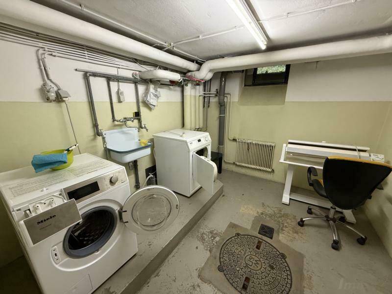 Gemeinschaftlicher Waschraum im Keller mit Waschmaschinen und Trockner.