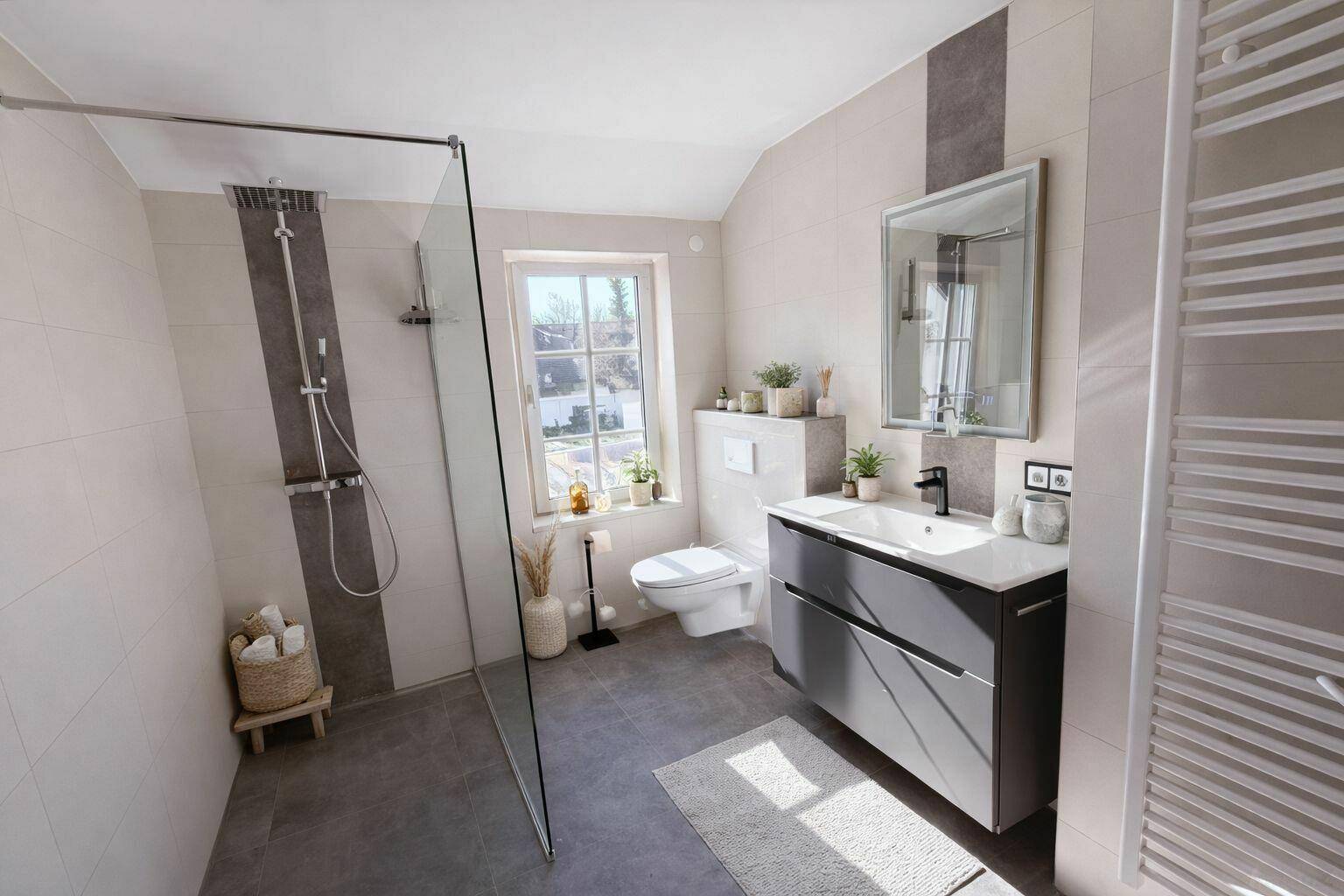 Modernes Badezimmer mit ebenerdiger Dusche, Waschtisch und Fenster.