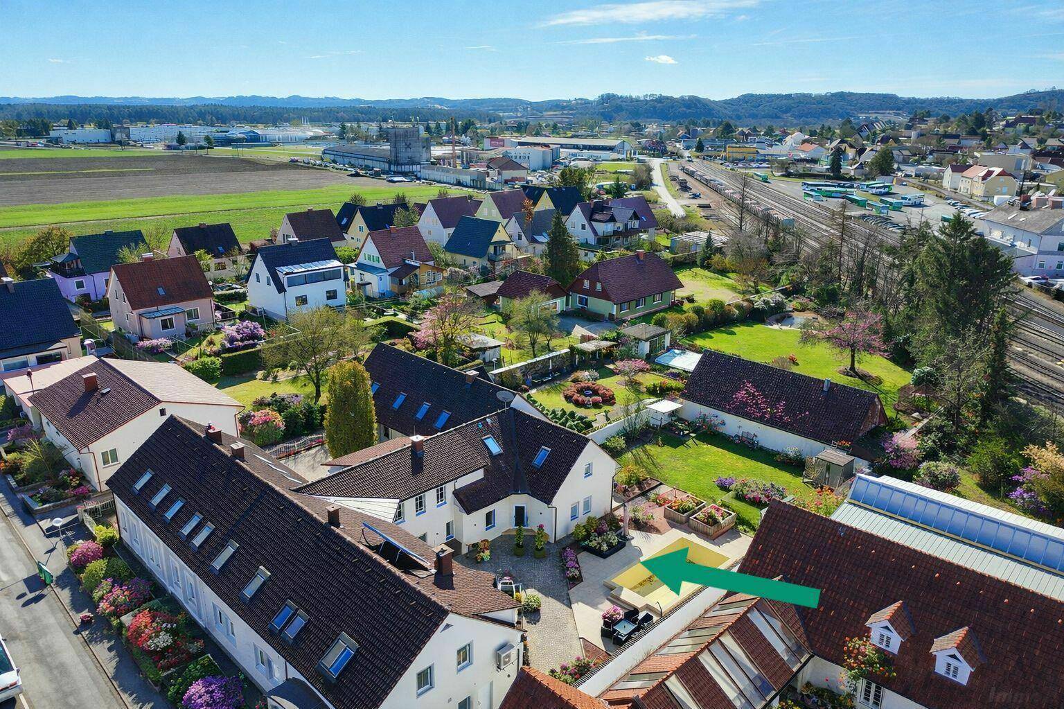 Weitläufige Luftaufnahme des Grundstücks mit angrenzenden Feldern und Bahngleisen.