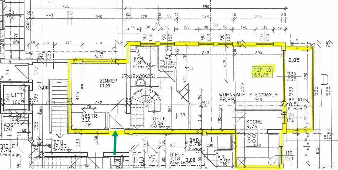 Detaillierter Grundriss der Wohnung mit Wohnraum, Esszimmer, Küche, zwei Bädern und Balkon.