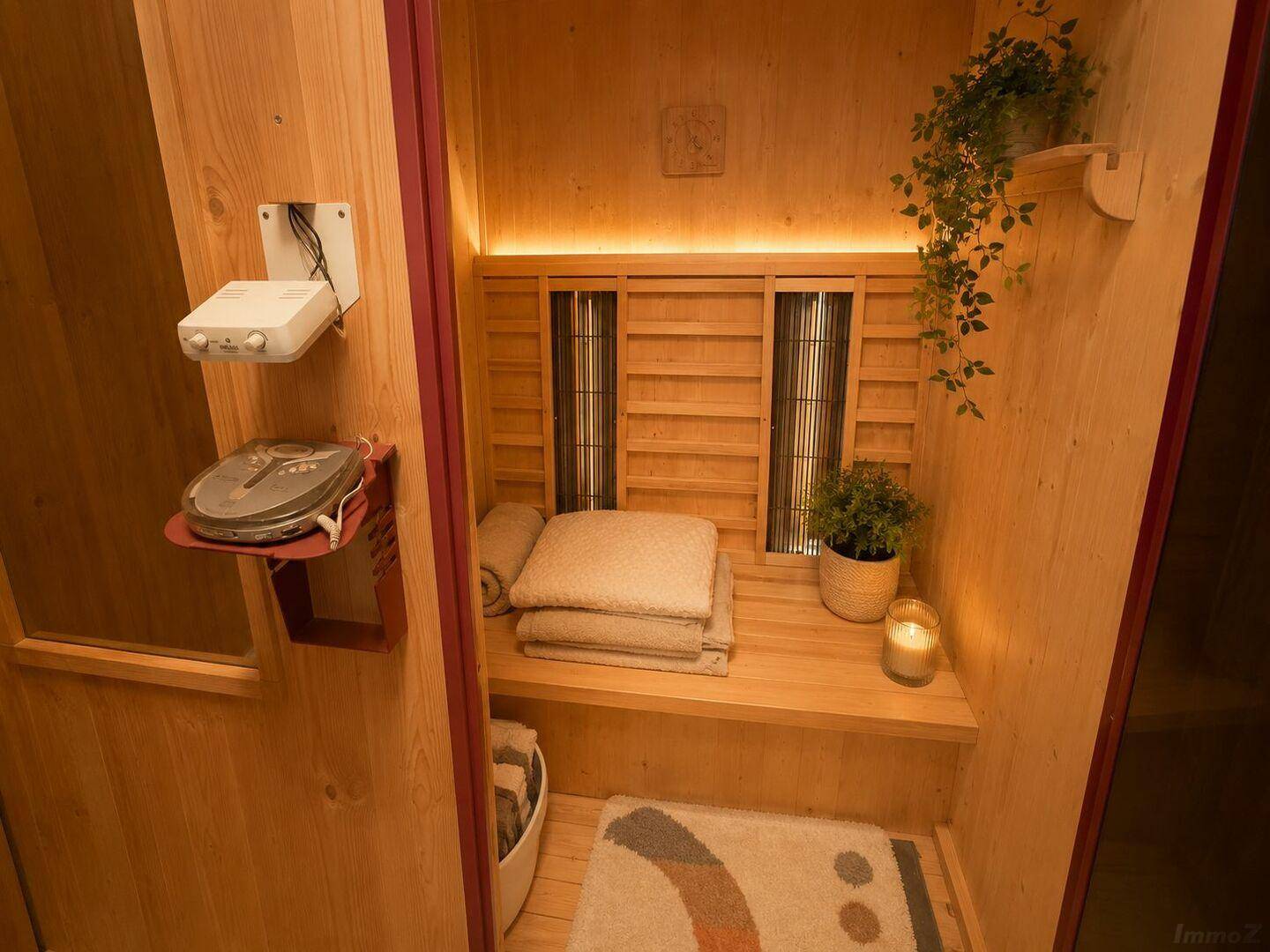Gemütliche Sauna mit Holzverkleidung und Infrarotstrahlern für Entspannung.