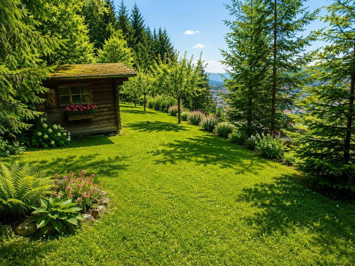 Weitläufiger Garten mit Holzschuppen, gepflegtem Rasen und Panoramablick ins Tal.