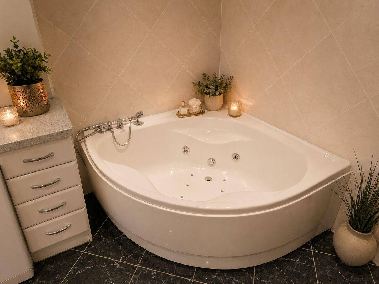 Eckbadewanne mit Whirlpool-Funktion in einem modernen Badezimmer.
