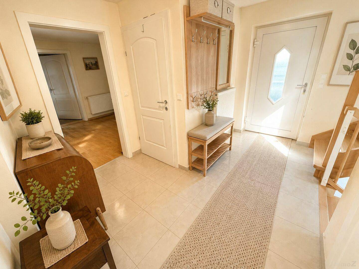 Heller Eingangsbereich mit Fliesenboden, Garderobe und freundlicher Atmosphäre.
