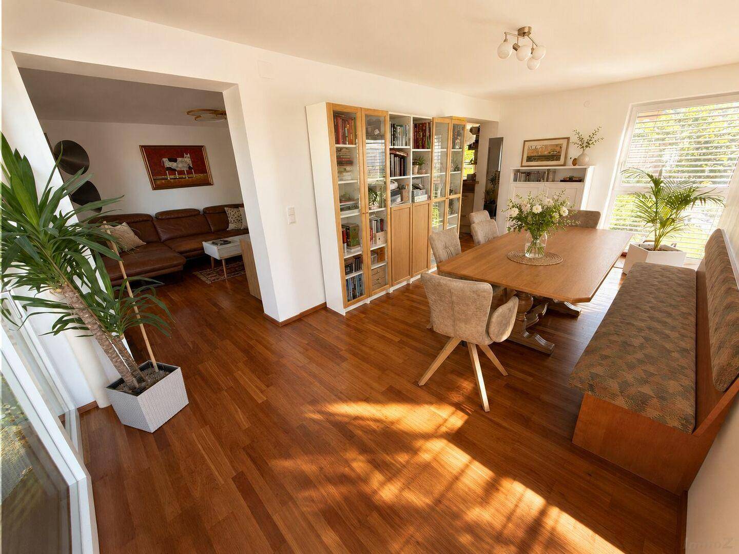 Geräumiger Essbereich mit Holzboden und Blick auf den angrenzenden Wohnbereich.