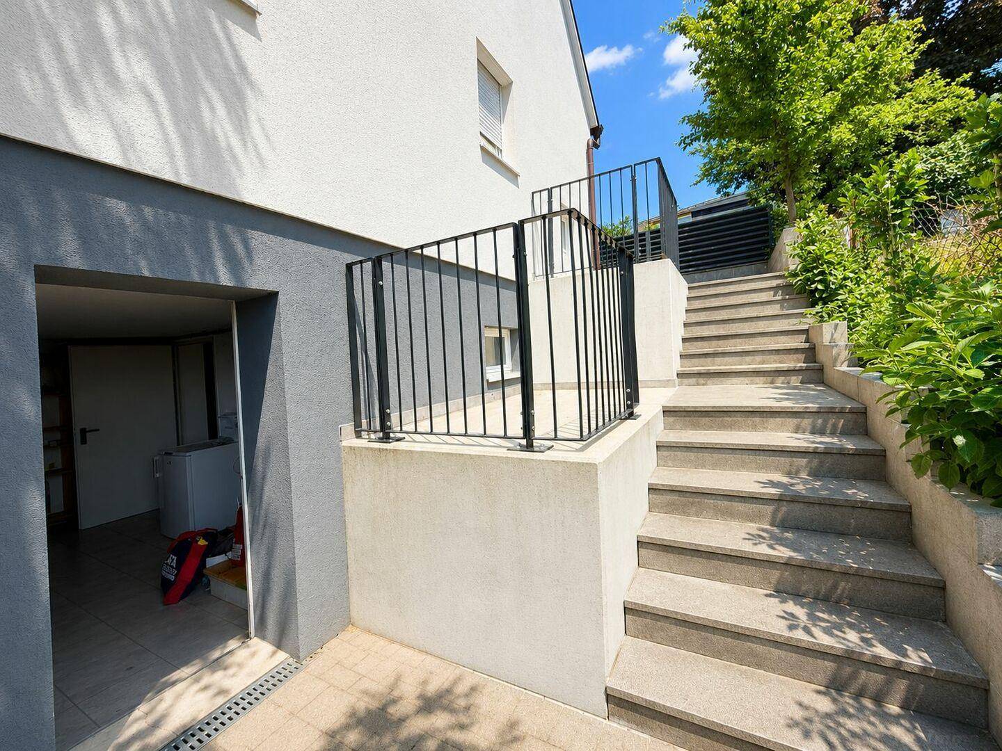 Außentreppe führt zum Eingang des Hauses und zum Untergeschoss.