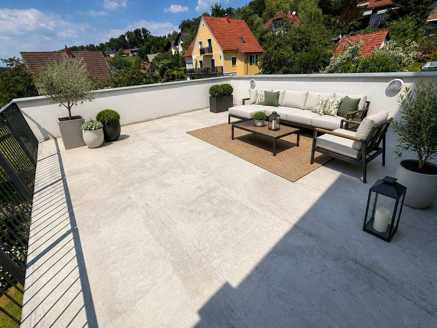 Moderne Terrasse mit bequemer Lounge-Sitzgruppe und weitem Blick ins Grüne.