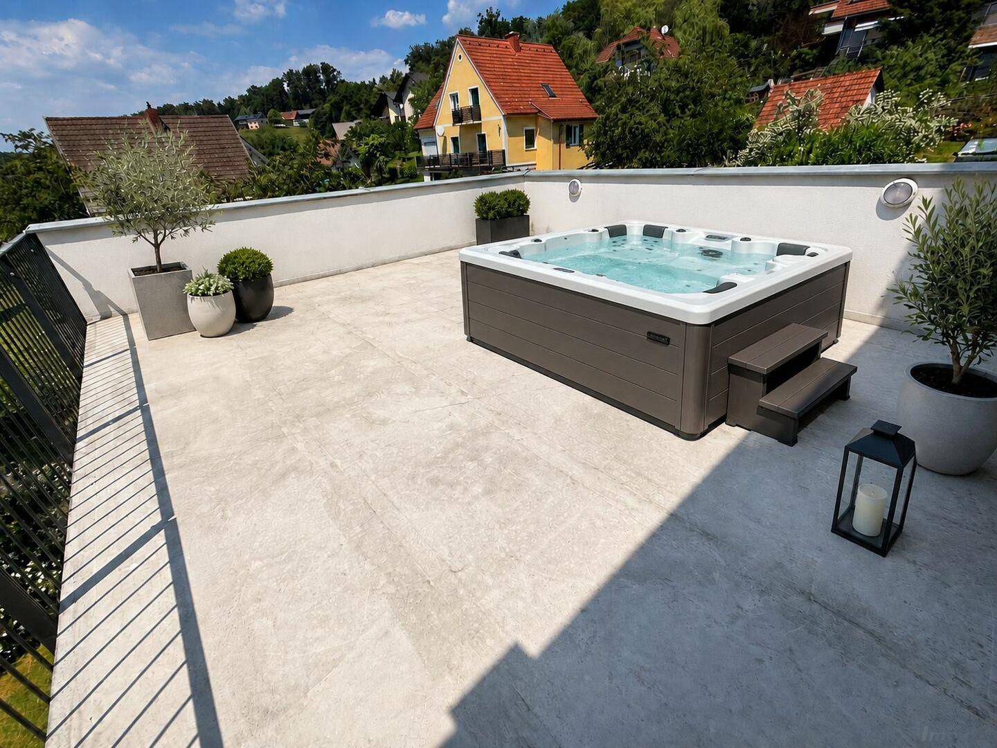 Geräumige Terrasse mit Whirlpool und viel Platz für Entspannung im Freien.