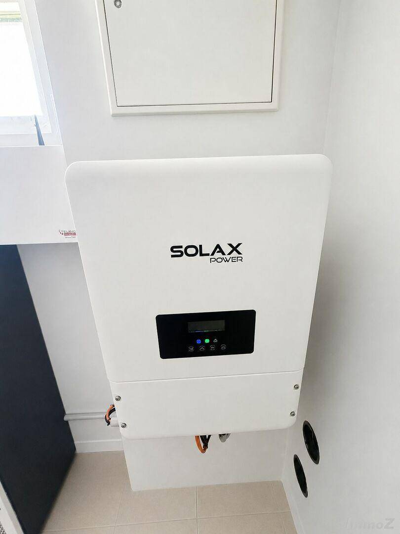 Photovoltaik-Wechselrichter von Solax Power in einem Technikraum installiert.