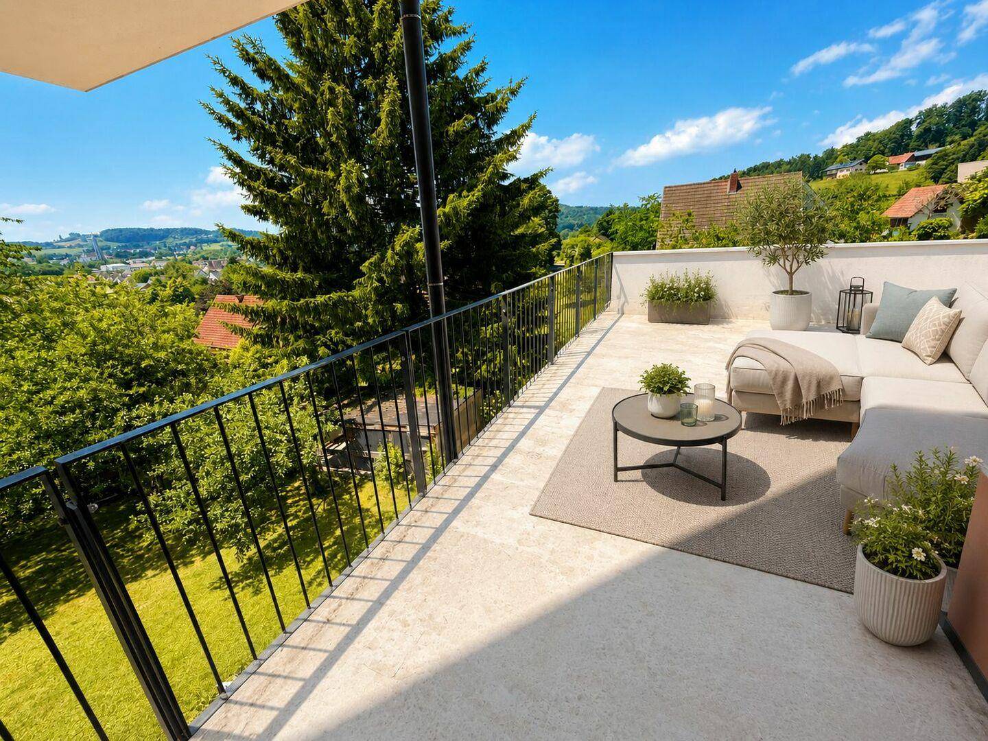 Große Sonnenterrasse mit bequemen Gartenmöbeln und weitem Blick ins Grüne.