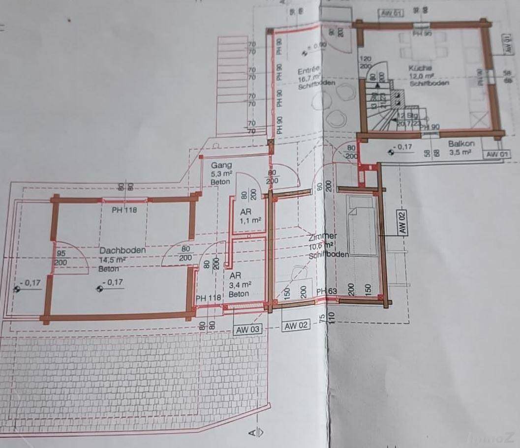 Grundriss des Erdgeschosses mit Küche, Balkon und Zimmern.