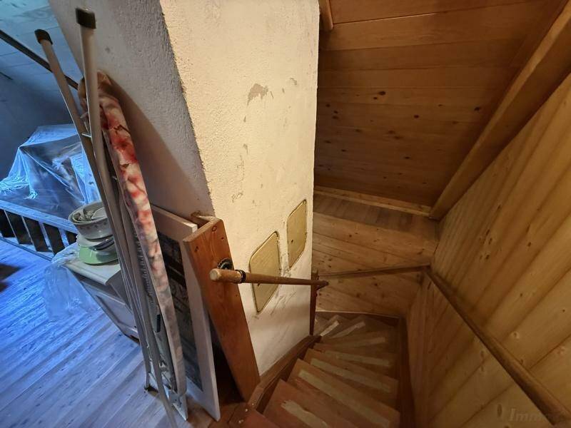 Holztreppe führt in ein oberes Stockwerk mit Holzverkleidung, traditionell und robust.