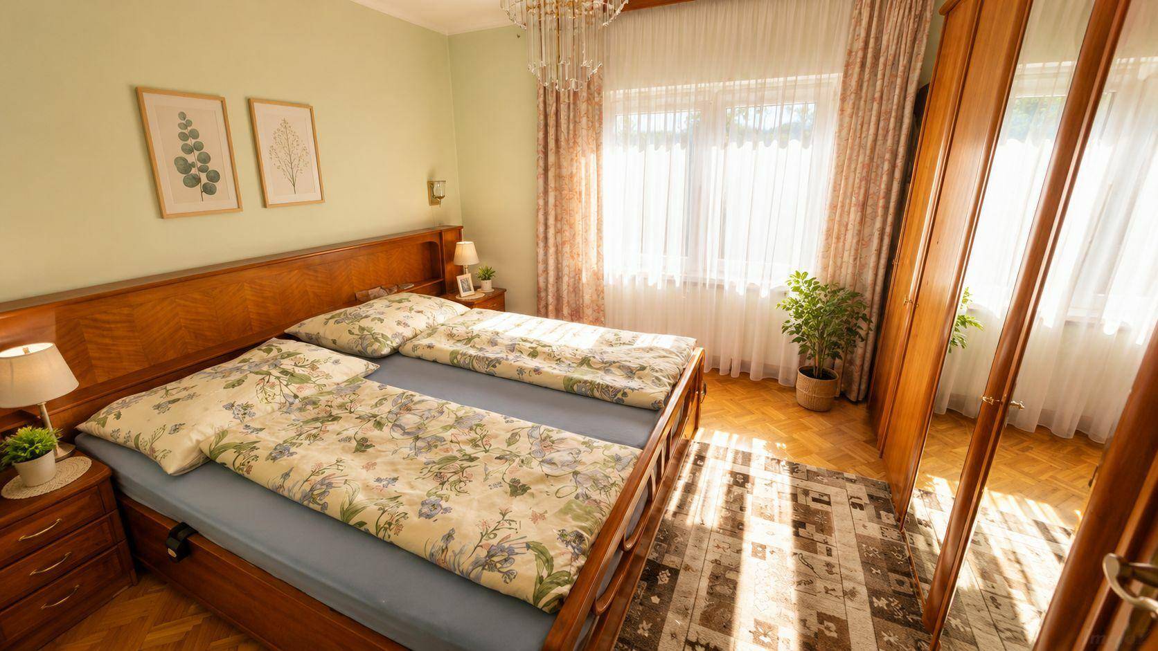 Geräumiges Schlafzimmer mit Doppelbett, Holzmöbeln und viel Tageslicht.