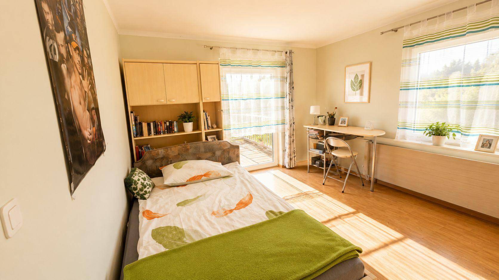 Helles Schlafzimmer mit Einzelbett, Holzfußboden und Zugang zu einem Außenbereich, ideal für Gäste oder Kinder.