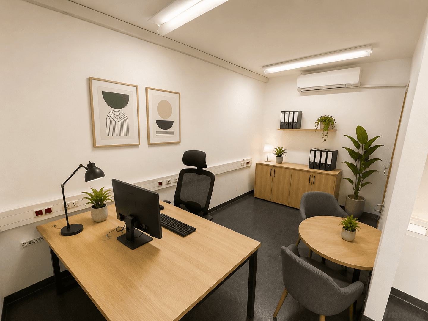 Modernes Büro mit Arbeitsplatz, Besprechungstisch, Regalen und Pflanzen, das eine produktive Umgebung schafft.