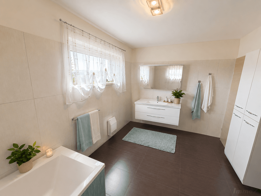 Modernes Badezimmer mit Badewanne, Doppelwaschbecken und großem Spiegelschrank.