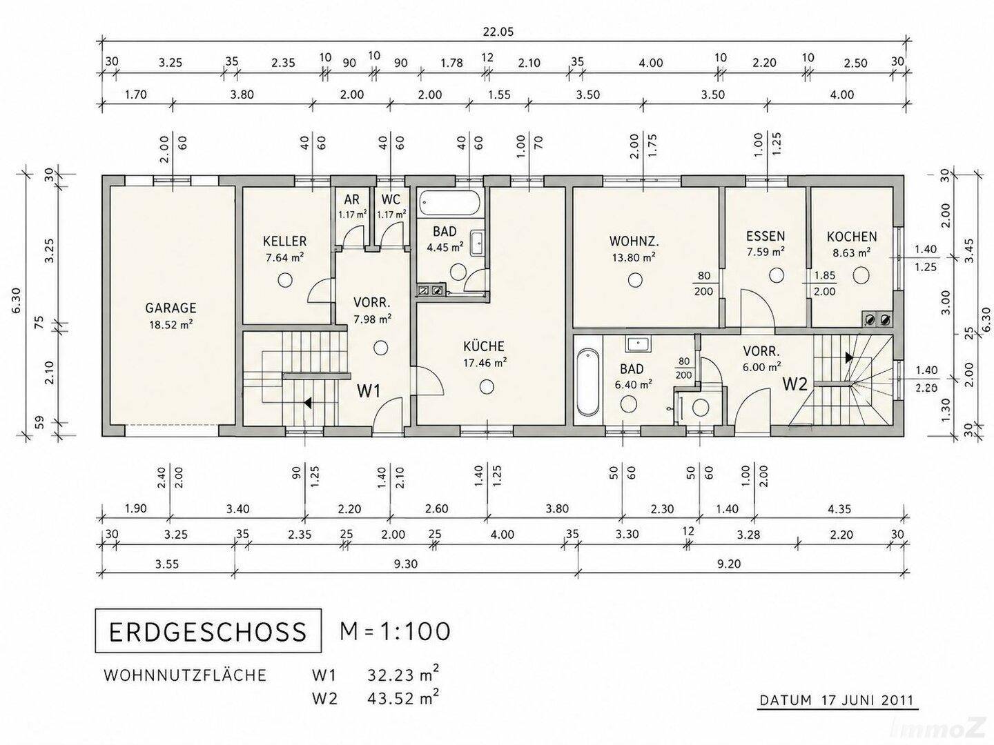 Grundriss des Erdgeschosses mit Garage, Keller, Bad, Küche und Wohn-Essbereich.