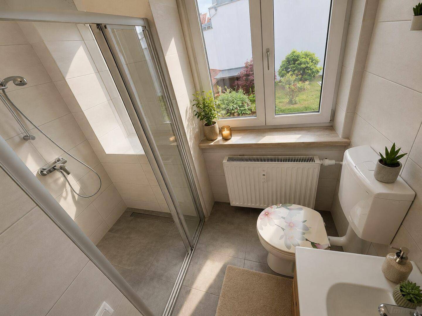 Modernes Badezimmer mit Dusche, Fenster und hellen Fliesen.