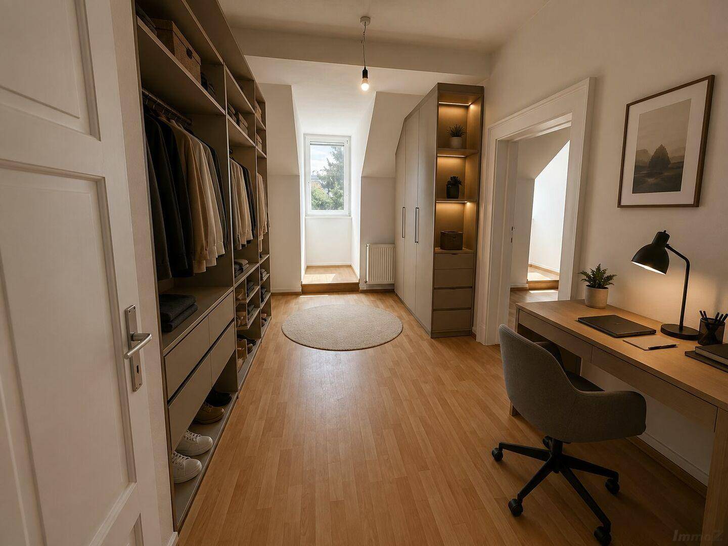 Geräumiges Zimmer mit Einbauschränken, Schreibtisch und Dachschräge, ideal als Ankleide oder Büro.