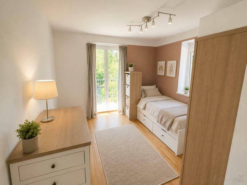 Helles Schlafzimmer mit Einzelbett, Holzboden und Zugang zu einem französischen Balkon.