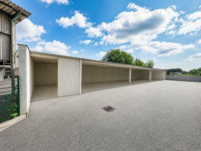 Überdachte Parkplätze im Freien bieten Schutz für mehrere Fahrzeuge.