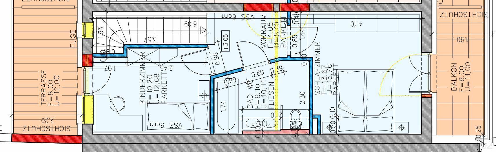 Grundriss des Obergeschosses mit Schlafzimmern, Badezimmer und Zugang zu einem Balkon.