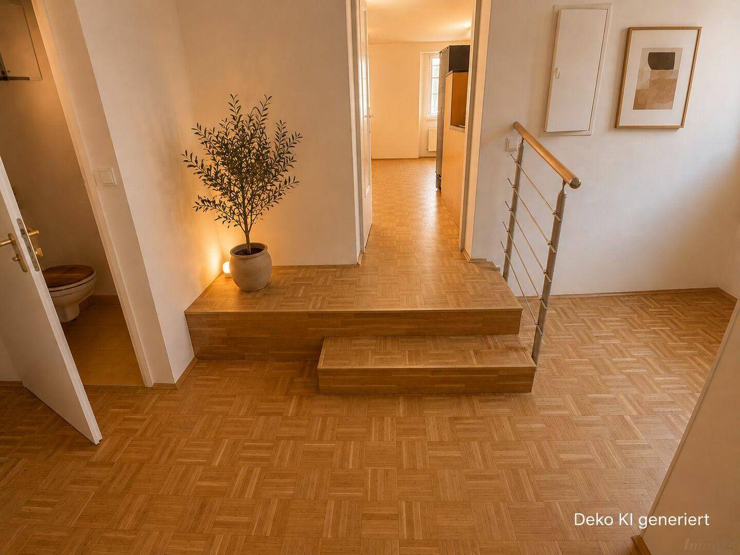 Heller Flur mit Parkettboden und einer Treppe, die zu weiteren Räumen führt.