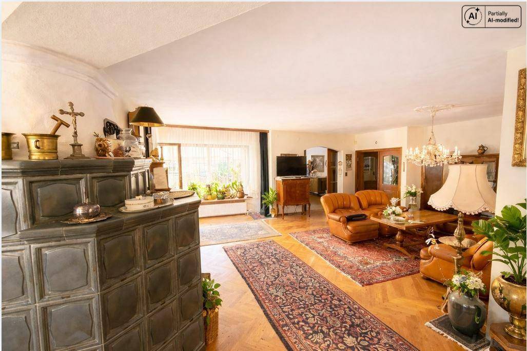 Geräumiges Wohnzimmer mit traditionellem Kachelofen, Parkettboden und gemütlichen Ledersofas.