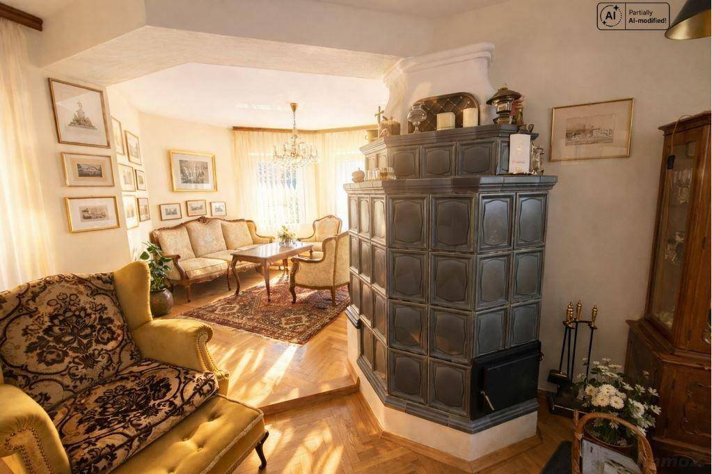 Helles Wohnzimmer mit elegantem Kachelofen, klassischen Möbeln und Parkettboden.