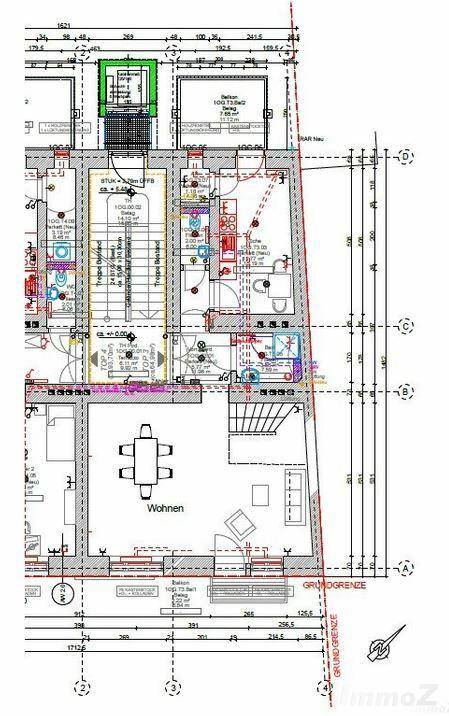 Grundrissplan einer Etage mit offenem Wohnbereich, Essbereich und Balkon.