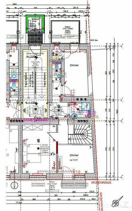 Grundrissplan einer Etage mit zwei Zimmern, zwei Bädern und Balkonzugang.