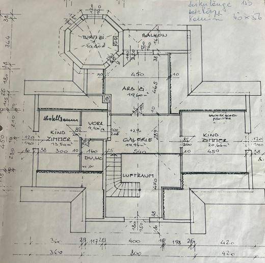 Handgezeichneter Grundriss des Obergeschosses mit Schlafzimmern, Galerie und Balkon.