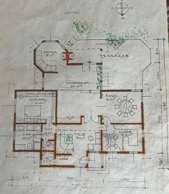 Handgezeichneter Grundriss des Erdgeschosses mit Wohnraum, Küche und großer Terrasse.