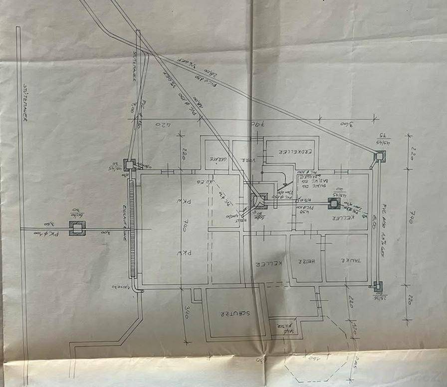Grundriss des Kellergeschosses mit verschiedenen Räumen und Außenanlagen.