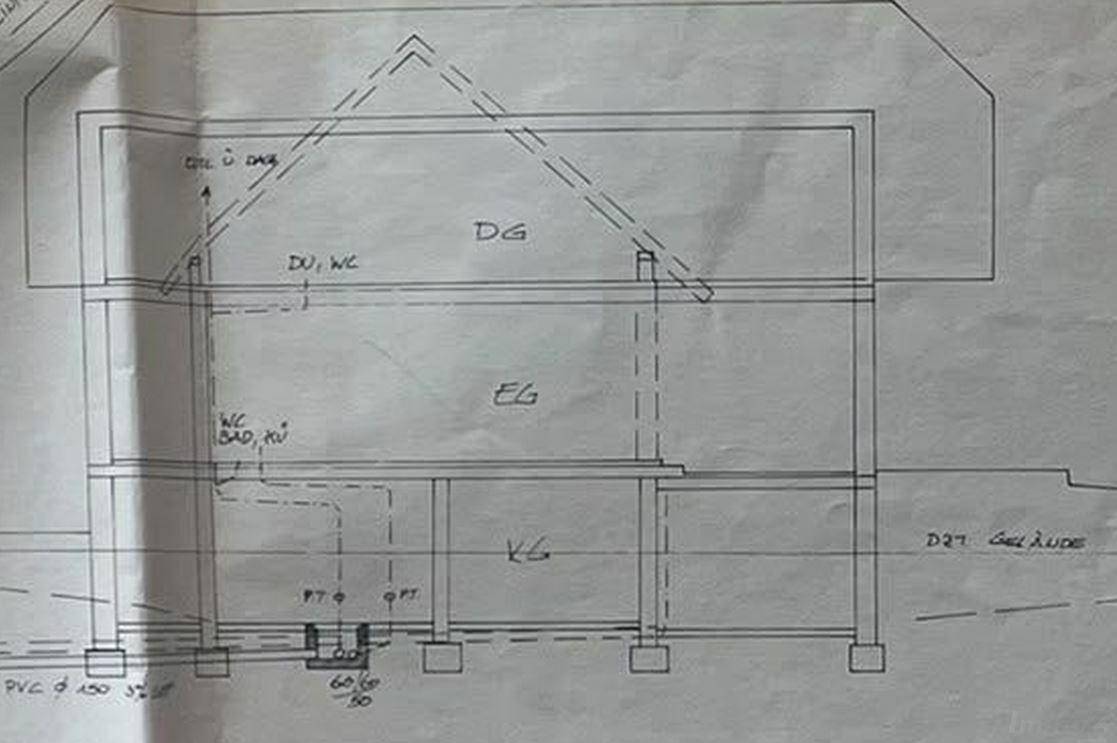 Architektonischer Schnittplan des Gebäudes mit Keller-, Erd- und Dachgeschoss.