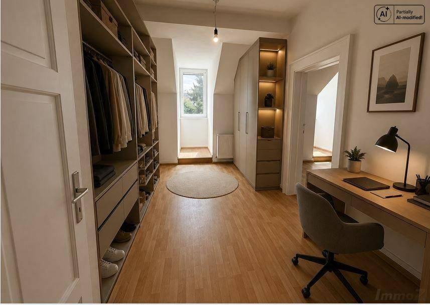 Geräumiger Arbeitsbereich mit integrierten Kleiderschränken, Holzboden und Dachfenster.