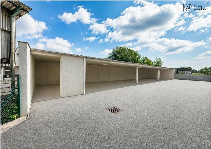 Offene Carports bieten geschützte Parkmöglichkeiten für mehrere Fahrzeuge.