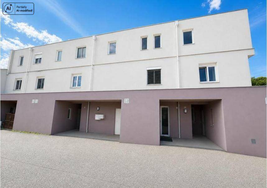 Moderne Reihenhäuser mit weißer und grauer Fassade sowie integrierten Garagen.