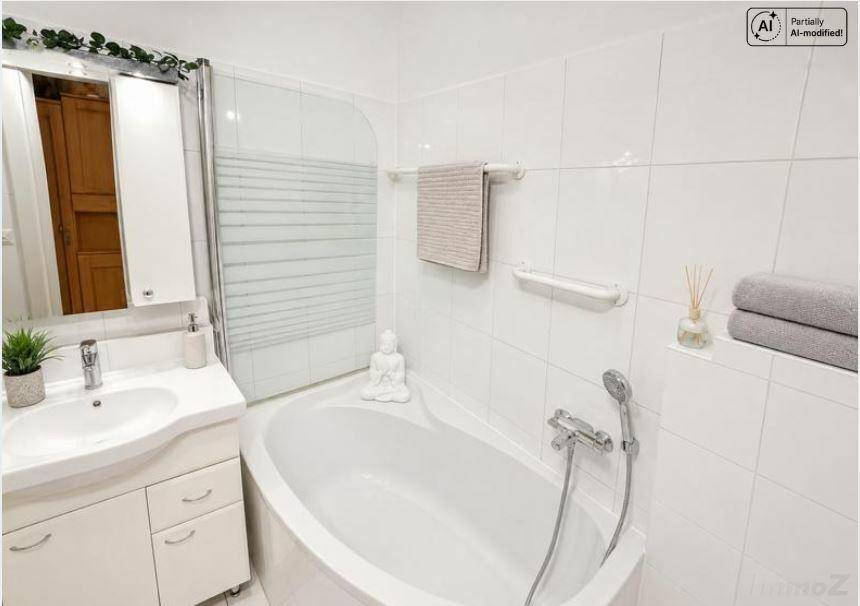 Modernes Badezimmer mit Badewanne, Duschabtrennung und Einzelwaschbecken.
