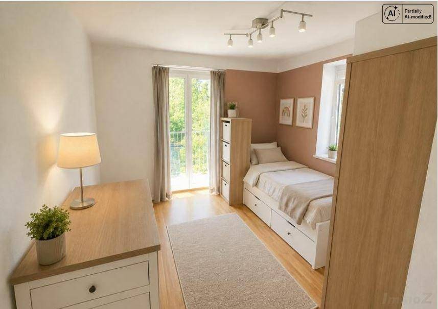 Helles Kinder- oder Gästezimmer mit Einzelbett, Schreibtisch und Zugang zum Balkon.